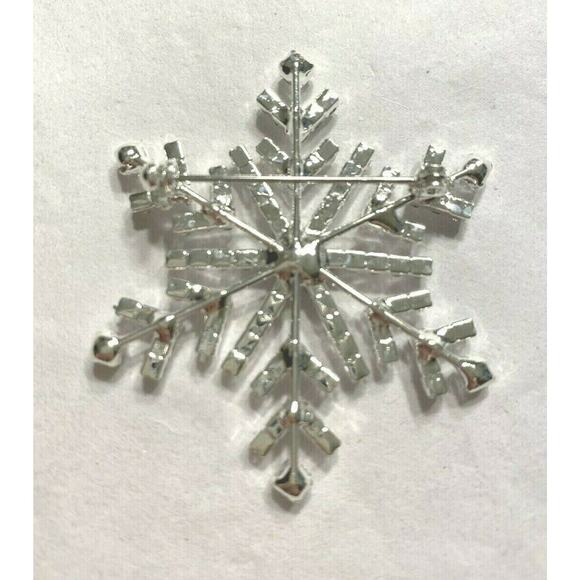 NWOT Christmas Holiday Brooch Festive Silvertone White Rhinestone Snowflake Pin - Picture 4 of 4